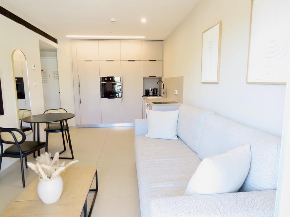 Kitchen or kitchenette, Seating area, Dining area