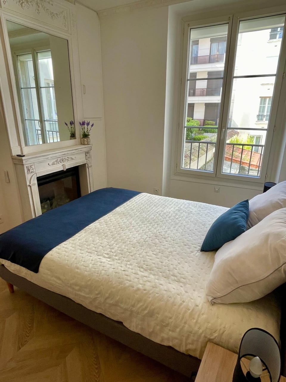 Photo of the whole room, Bedroom