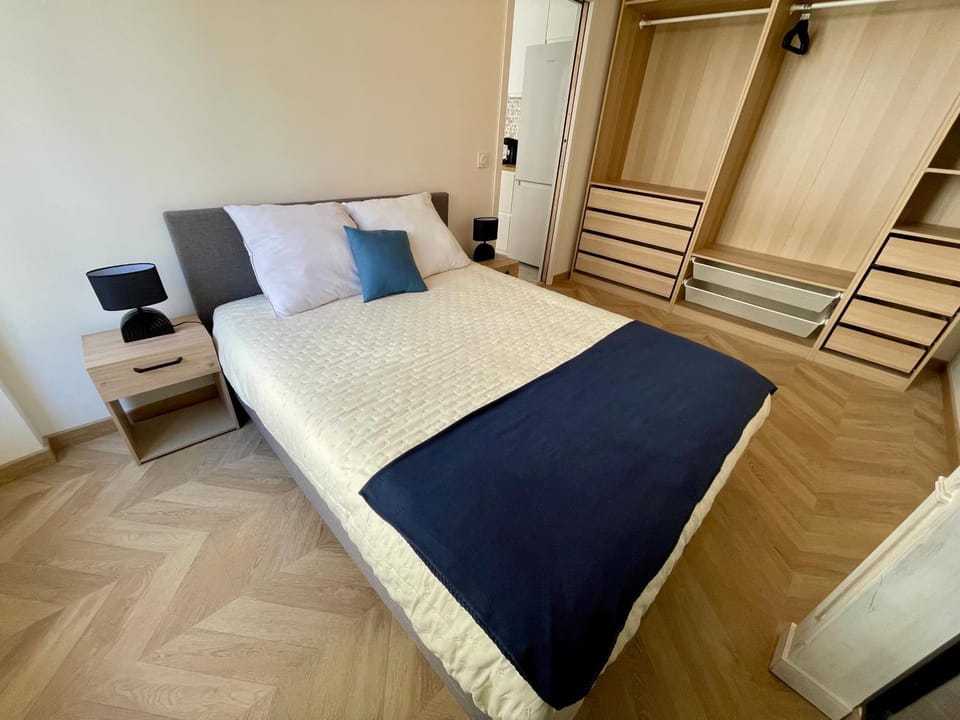 Photo of the whole room, Bedroom, wardrobe