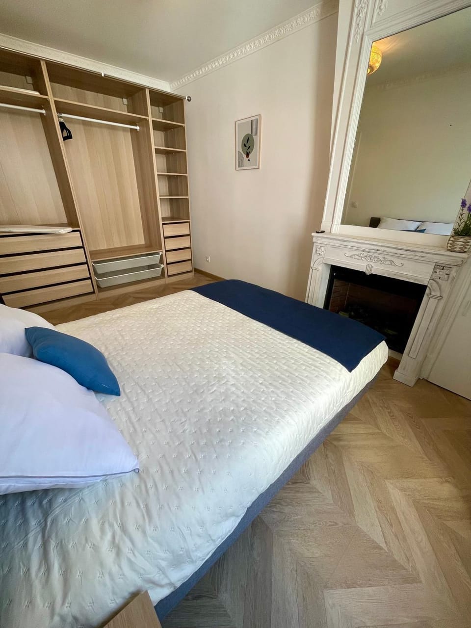 Photo of the whole room, Bedroom, fireplace