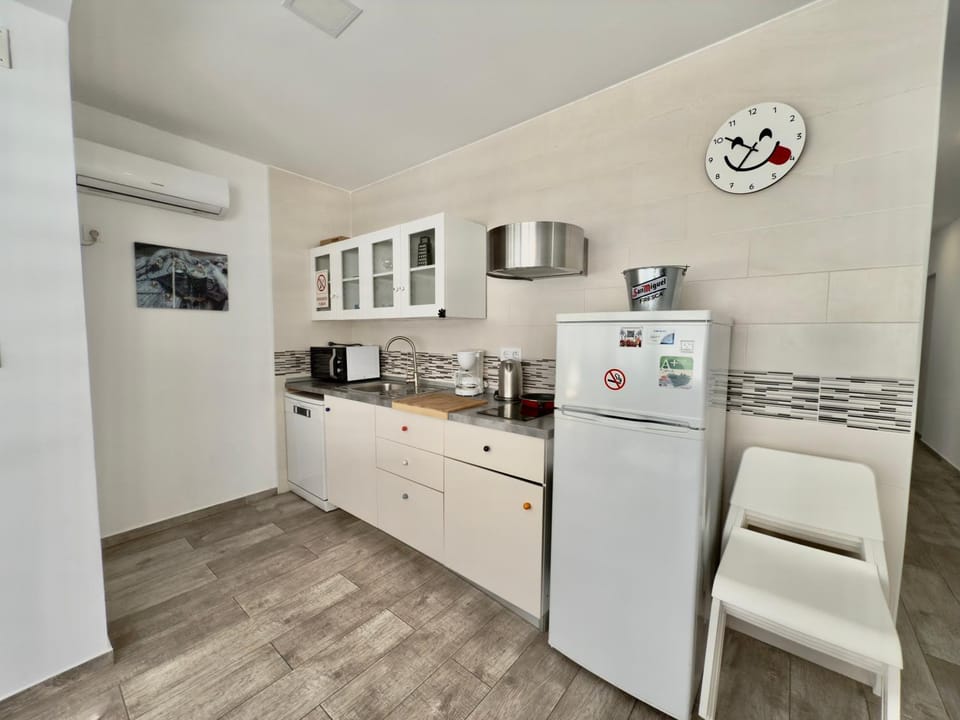 Kitchen or kitchenette, Dining area, stove