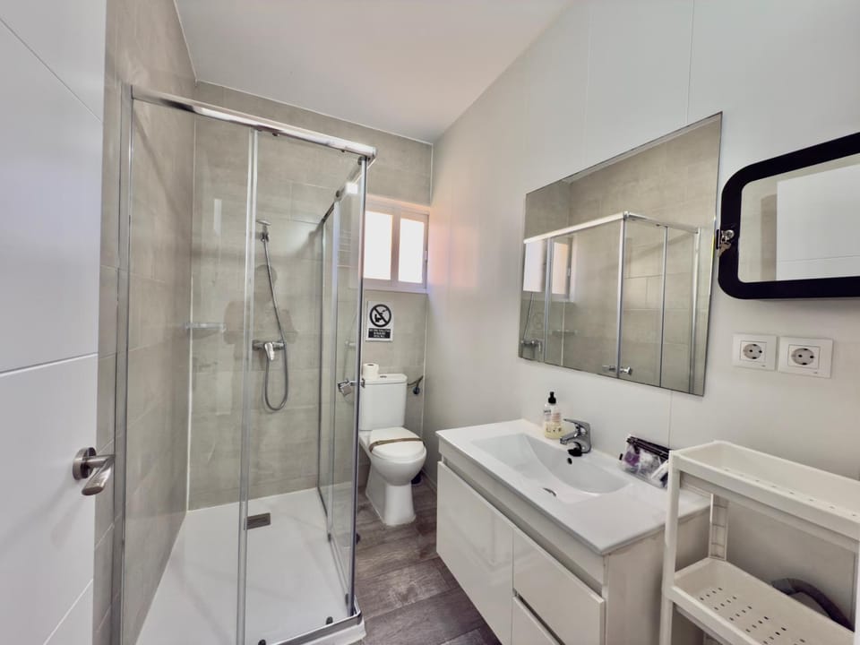 Shower, Toilet, towels