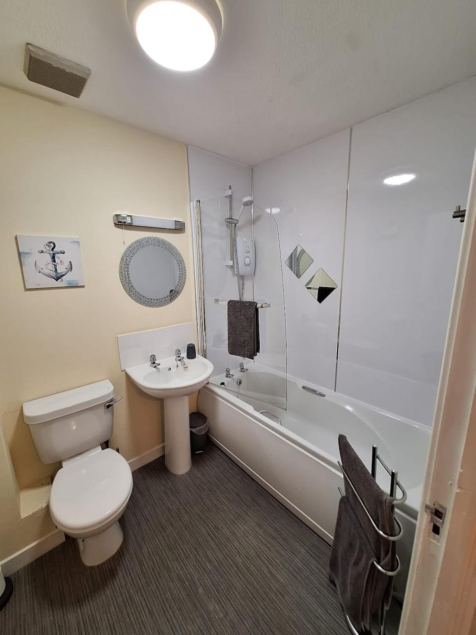 Shower, Toilet, Bathroom, Bath, towels