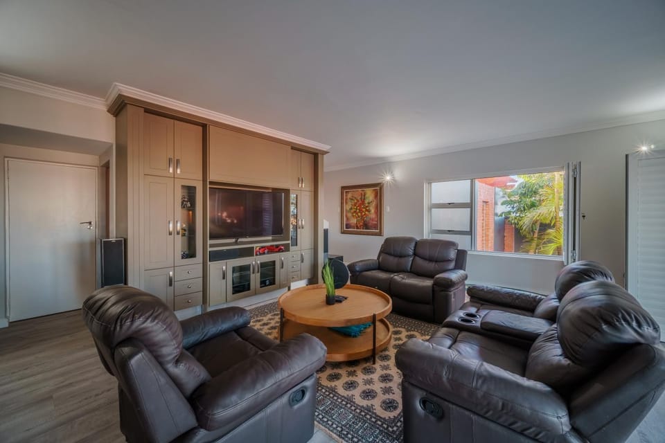 Communal lounge/ TV room, TV and multimedia, Living room, Seating area, Evening entertainment