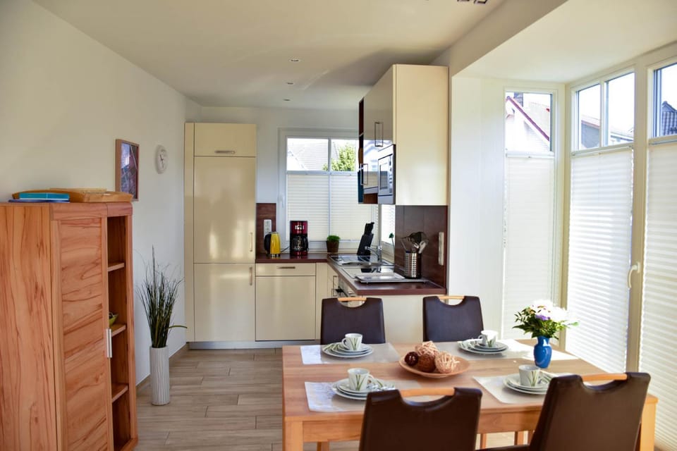Kitchen or kitchenette, Seating area, Dining area