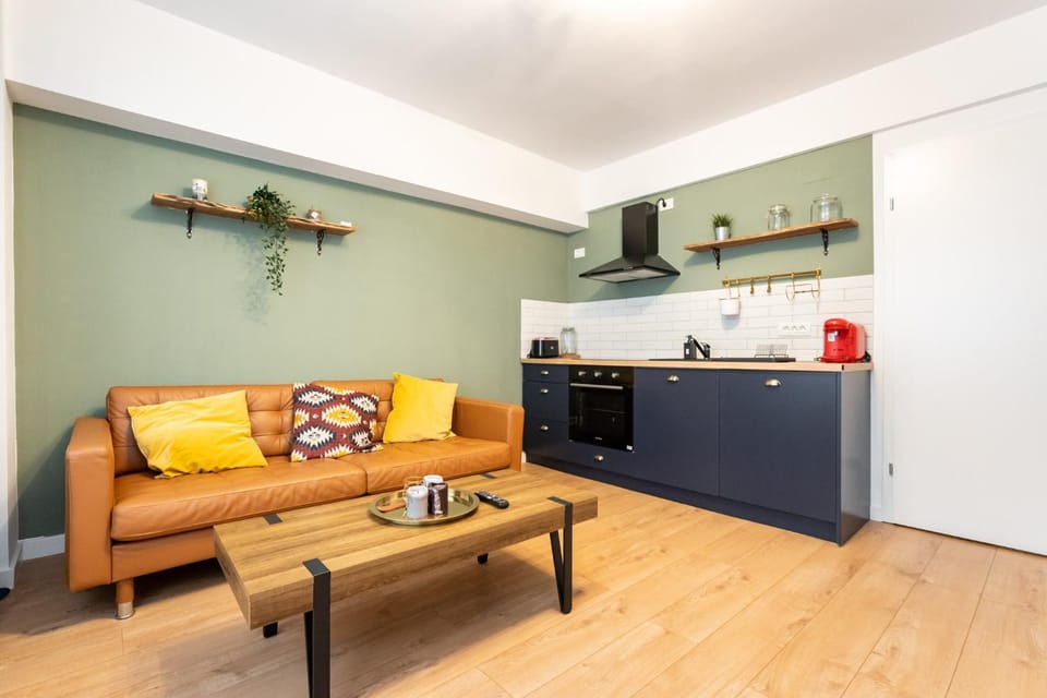 Coffee/tea facilities, Kitchen or kitchenette, Living room, Seating area, Dining area, stove