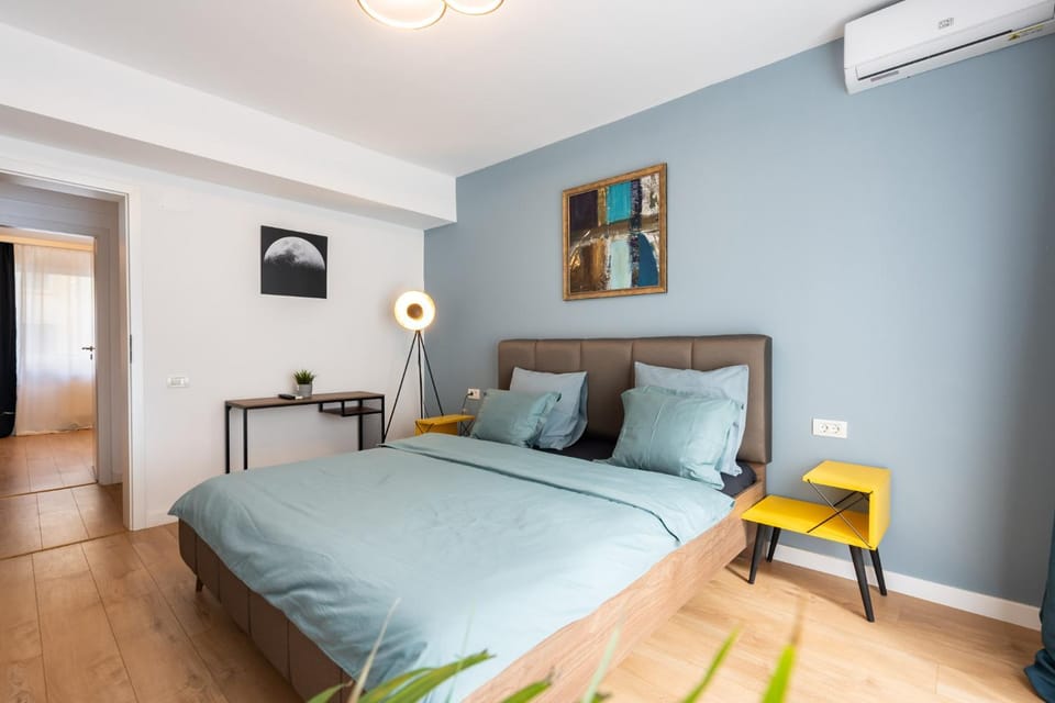 Bed, Photo of the whole room, Bedroom, air conditioner
