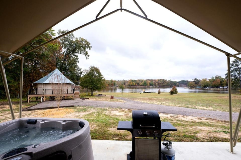Property building, BBQ facilities, Hot Tub, Lake view