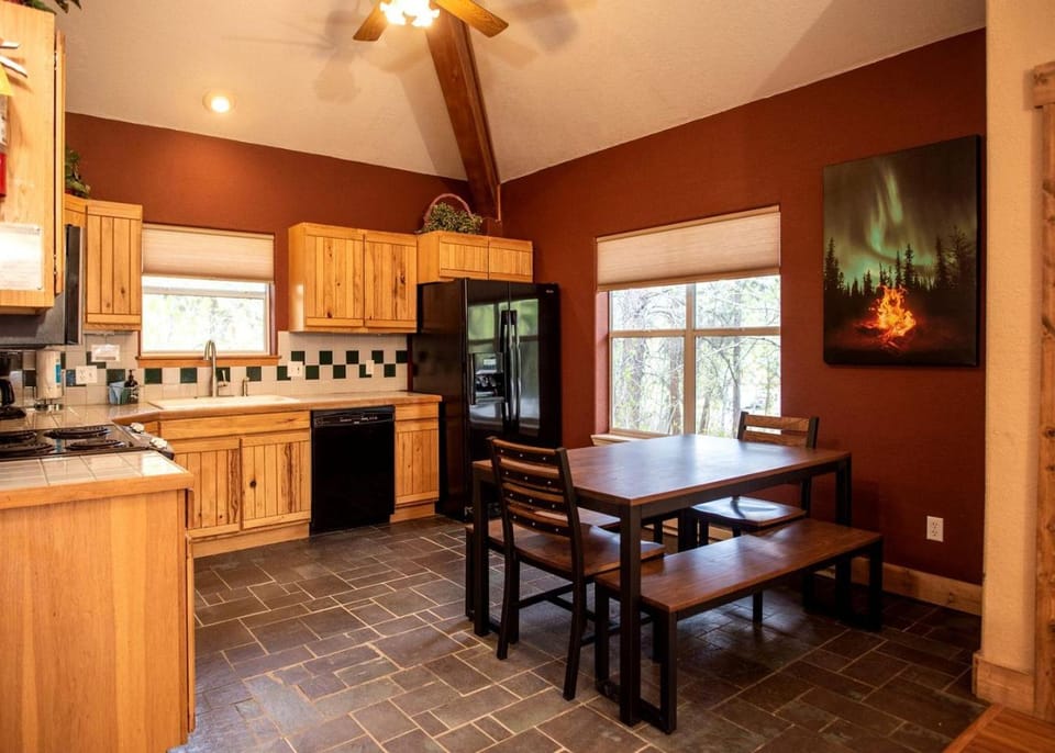 Kitchen or kitchenette, Dining area