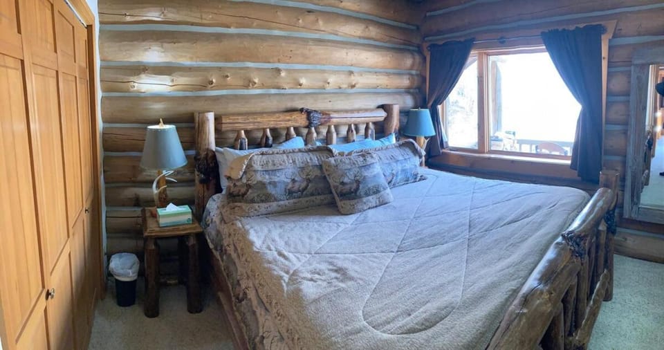 Relaxing Glamping Vacation: Fantastic Log Cabin in Darby, MT Cabin in Salmon River