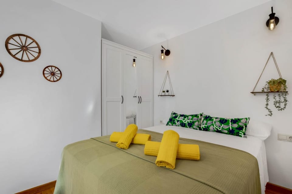 Bed, towels