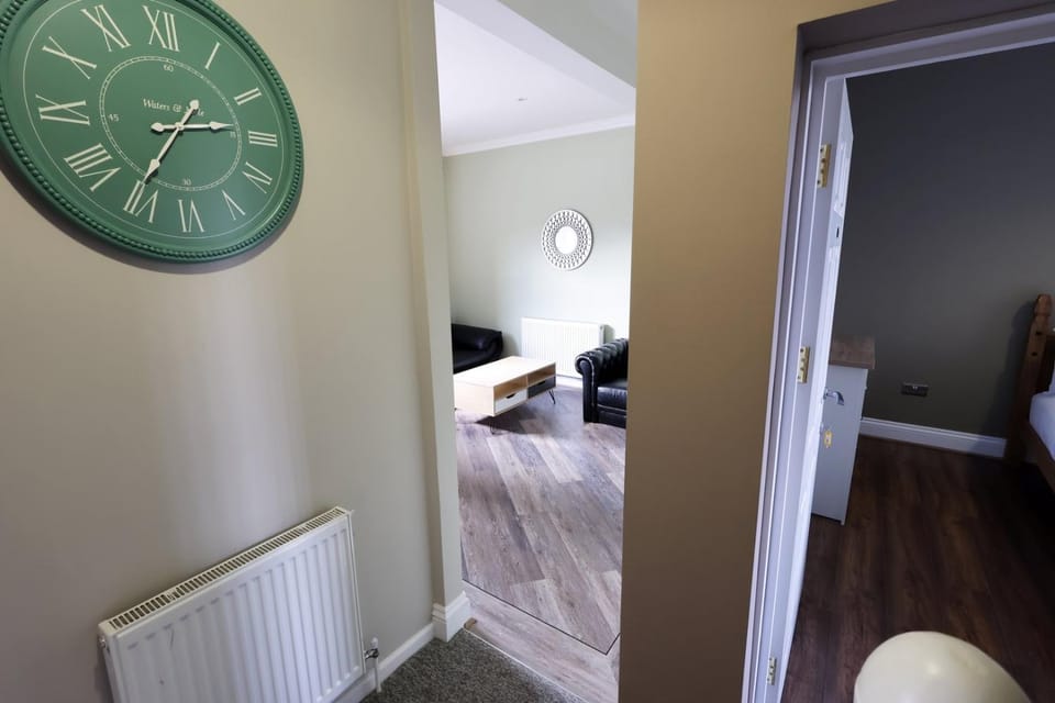 Modern Comfort 4 Bedrooms and Great Location Apartment in Wales