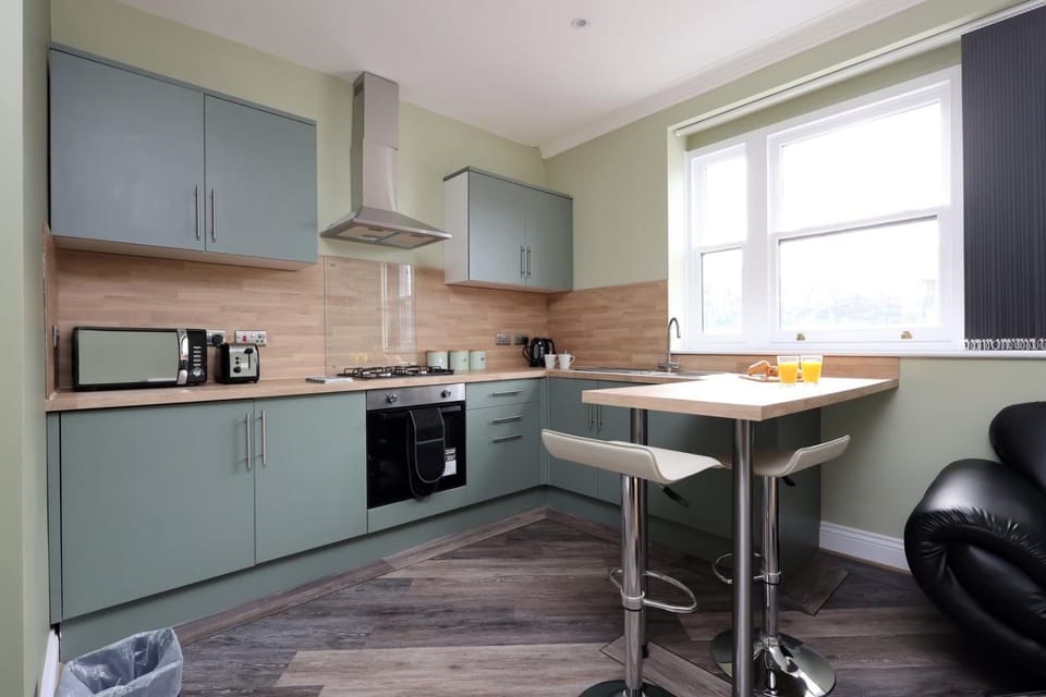 Modern Comfort 4 Bedrooms and Great Location Apartment in Wales