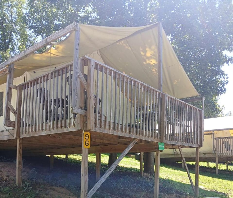 Breathtaking Family Friendly Tented Cabin in Logan, Ohio Cabin in Logan