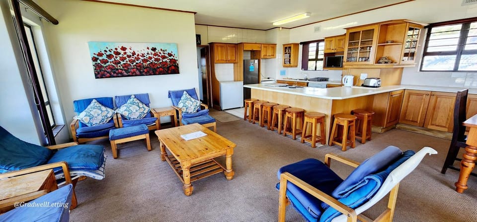 Kitchen or kitchenette, Living room, Seating area, Dining area, oven, pet friendly, stove