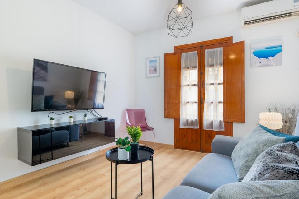 Communal lounge/ TV room, TV and multimedia, Living room, Seating area, Evening entertainment, air conditioner