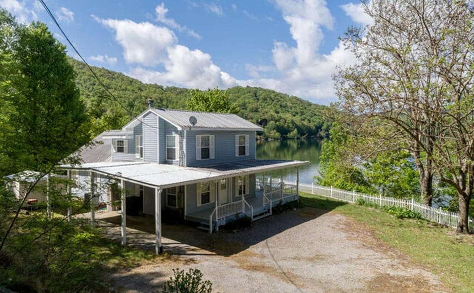 Secluded Lakefront Cabin with Private Dock on Lake Nantahala, Topton, North Carolina Cabin in Nantahala