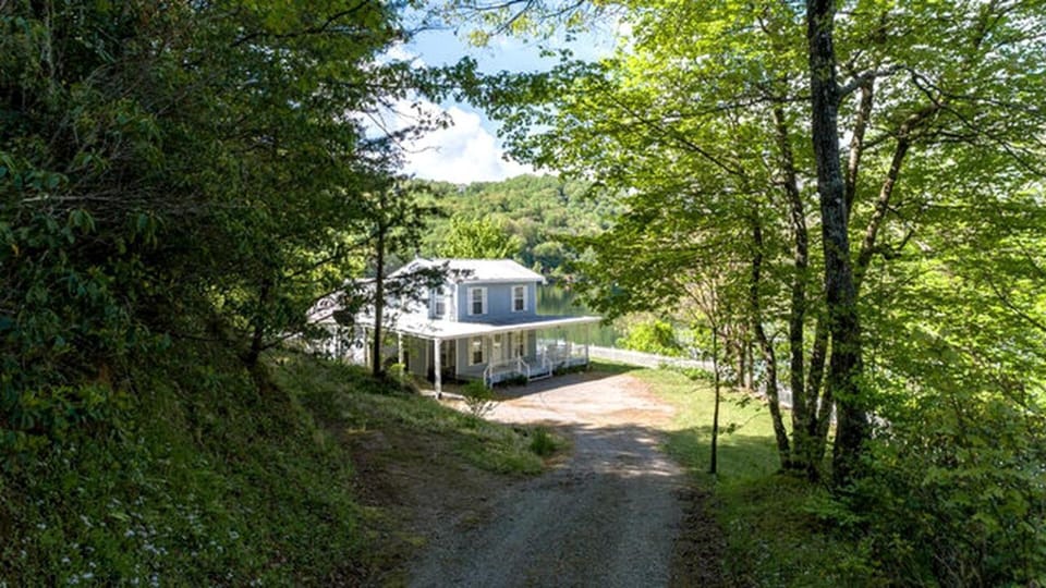 Secluded Lakefront Cabin with Private Dock on Lake Nantahala, Topton, North Carolina Cabin in Nantahala