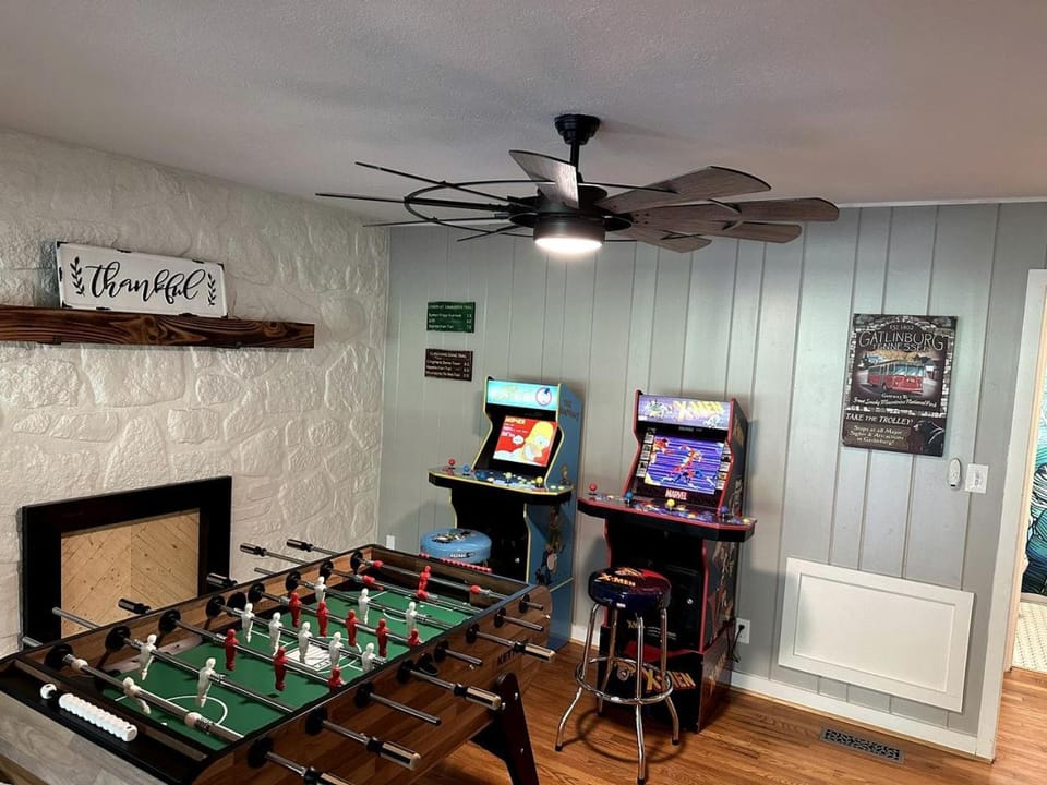 Beautiful Fully Furnished Cabin with Hot-Tub and Game Room in Gatlinburg, Tennesse Cabin in Gatlinburg