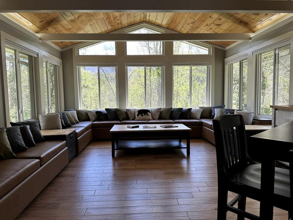 Beautiful Fully Furnished Cabin with Hot-Tub and Game Room in Gatlinburg, Tennesse Cabin in Gatlinburg