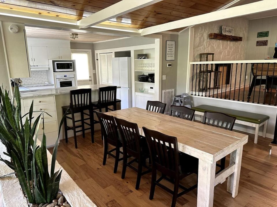 Beautiful Fully Furnished Cabin with Hot-Tub and Game Room in Gatlinburg, Tennesse Cabin in Gatlinburg