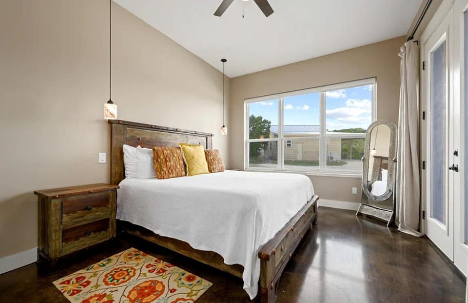 Relaxing Accessible Cottage with Outdoor Fireplace for a Peaceful Getaway near Austin, Texas House in Rio Grande