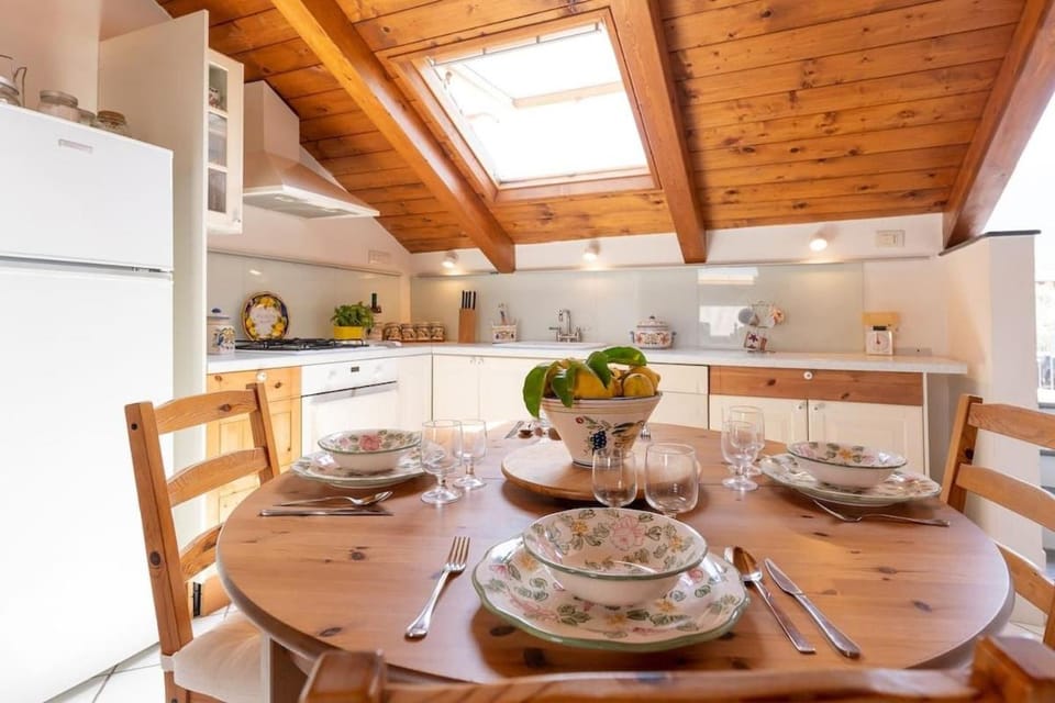 Kitchen or kitchenette, Dining area, stove
