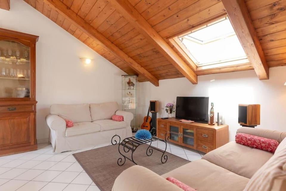 Communal lounge/ TV room, TV and multimedia, Living room