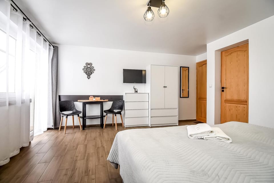 Bed, TV and multimedia, Photo of the whole room, Bedroom, towels, wardrobe