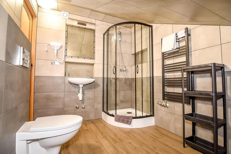 Shower, Toilet, Bathroom, towels