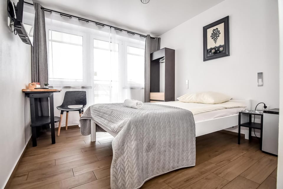 Bed, TV and multimedia, Photo of the whole room, Bedroom, towels