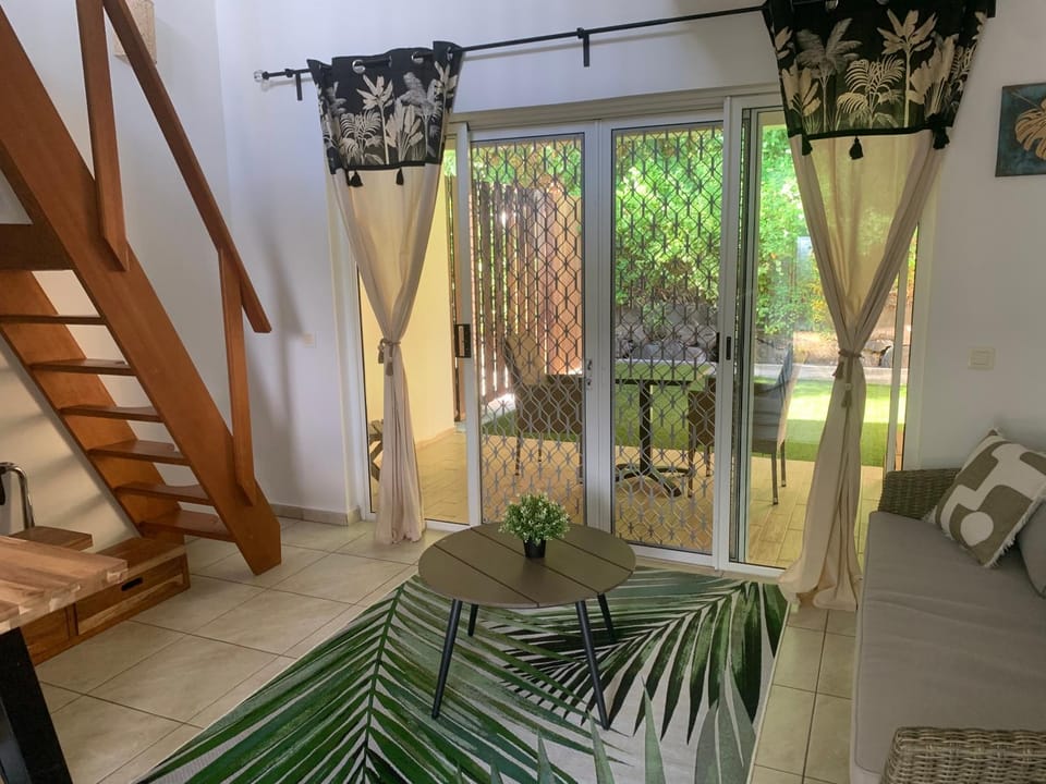 Patio, Living room