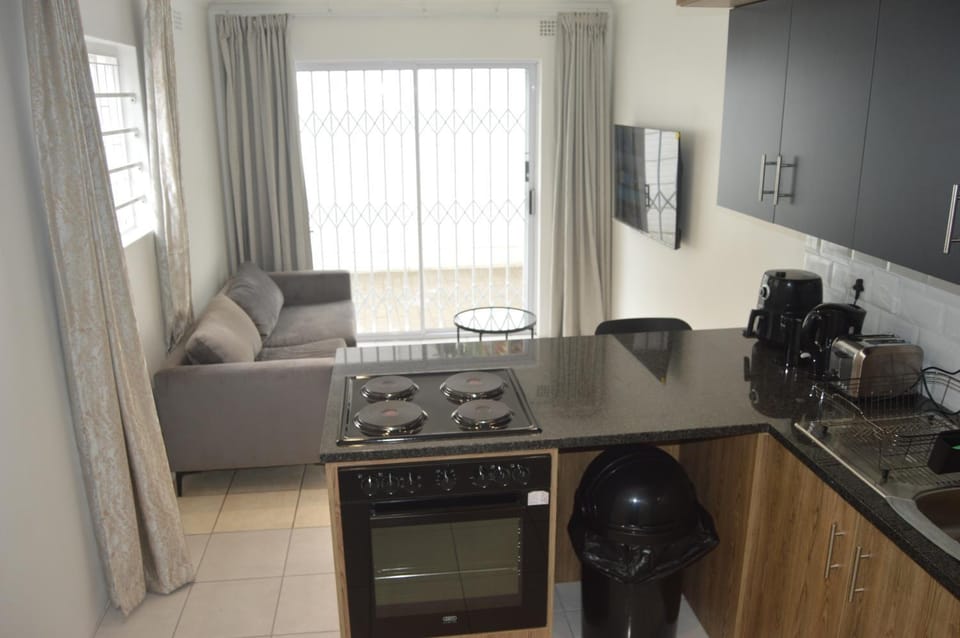 Oasis - Renovated - Queen extra length bed apartment Apartment in Cape Town