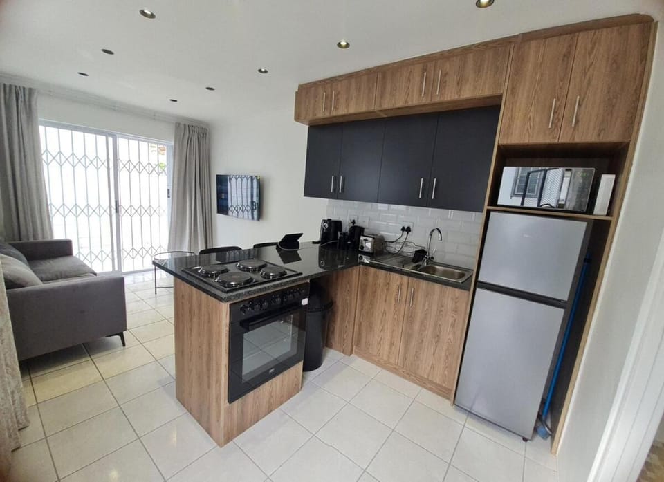 Coffee/tea facilities, Kitchen or kitchenette, Seating area, oven, stove, toaster