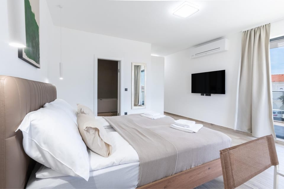 Bed, TV and multimedia, Bedroom, towels, air conditioner