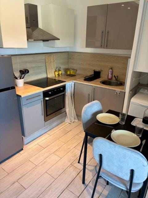 Kitchen or kitchenette, Dining area, oven, stove, toaster
