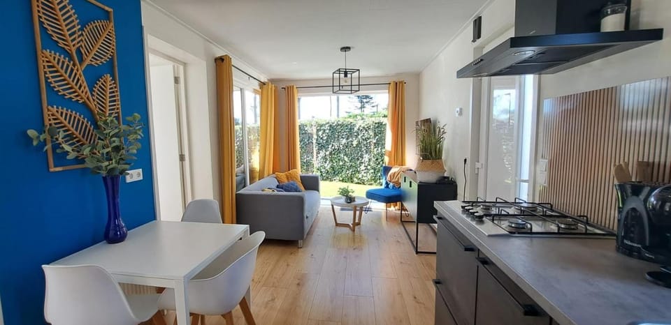 Kitchen or kitchenette, Living room, Seating area, Dining area, stove