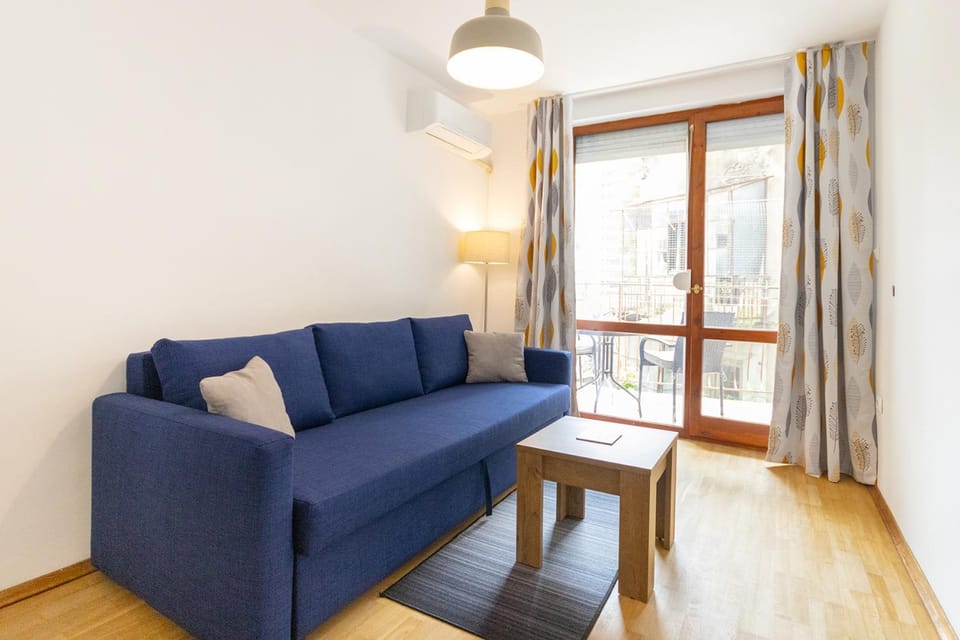 Bed, Seating area