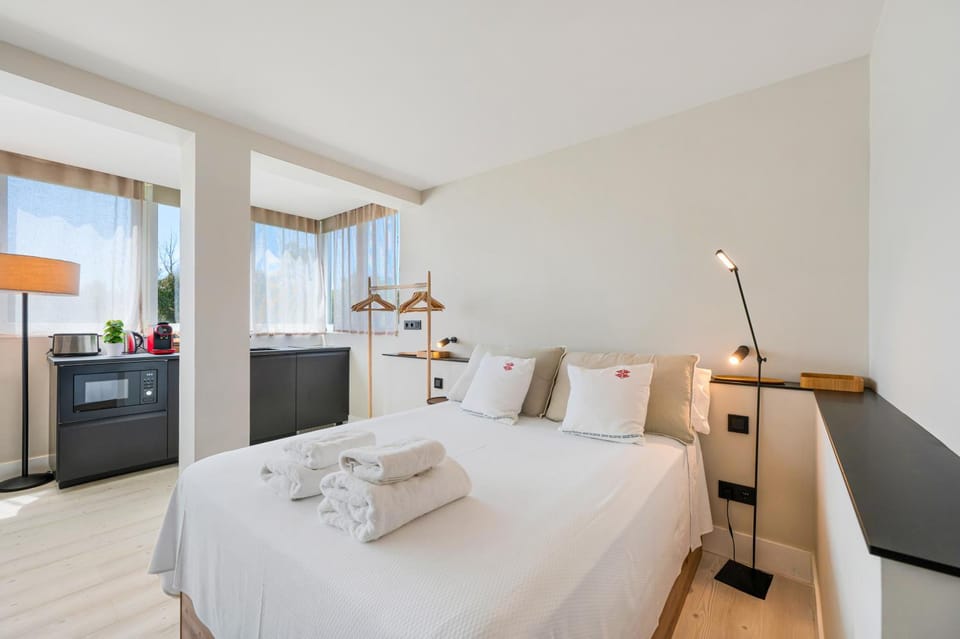 Bed, Kitchen or kitchenette, Photo of the whole room, Bedroom, oven, towels