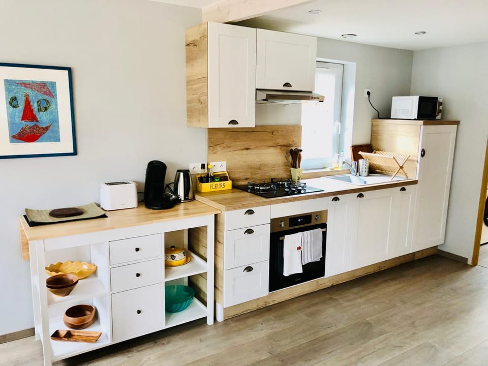 Coffee/tea facilities, Kitchen or kitchenette, oven, stove, toaster