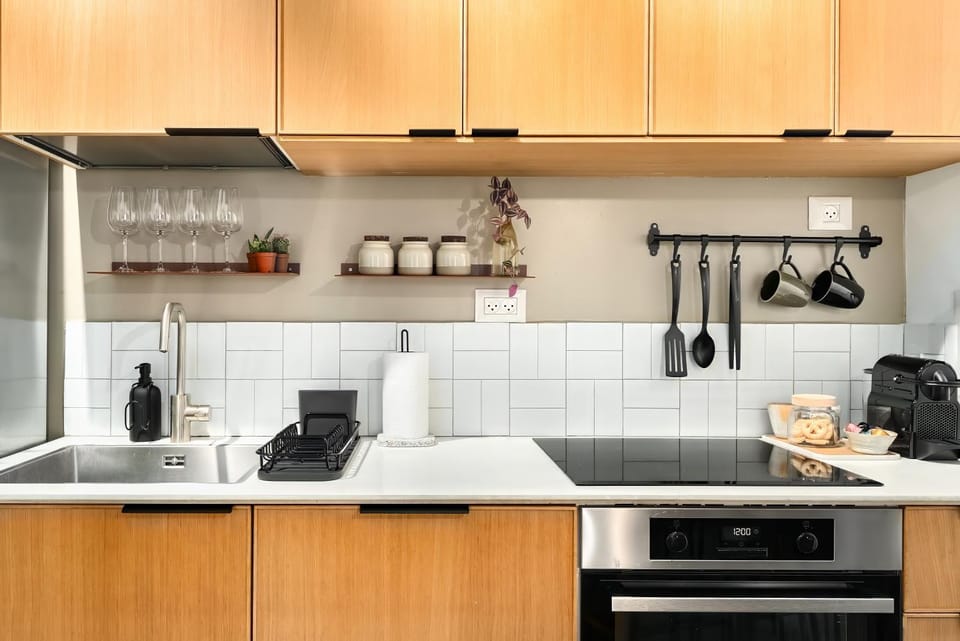 Coffee/tea facilities, Kitchen or kitchenette, stove