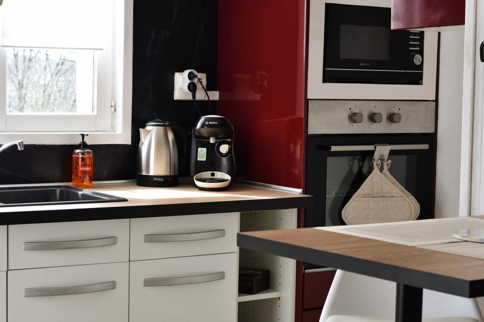 Coffee/tea facilities, Dining area, oven, kitchen