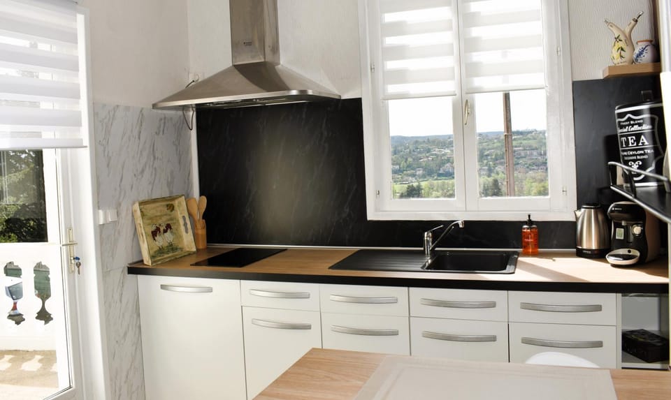 Coffee/tea facilities, stove, kitchen