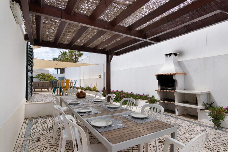 Property building, Balcony/Terrace, Living room