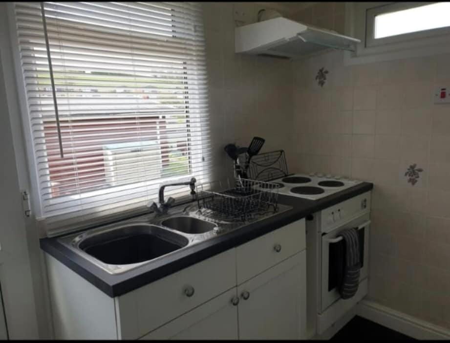 Cosy Chalet, Seasonal Pool & Play Park Llansteffan Chalet in Llansteffan