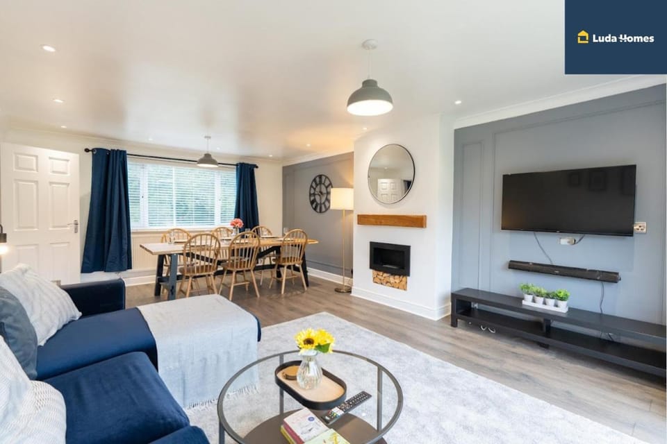 Communal lounge/ TV room, Living room, Seating area, Dining area