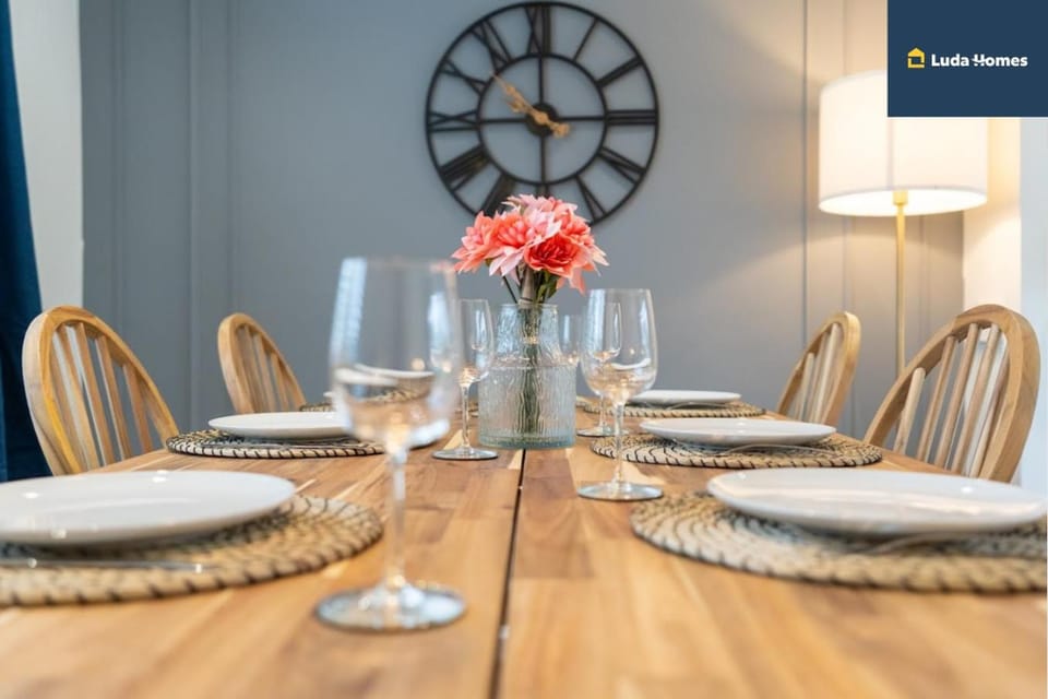 Seating area, Dining area