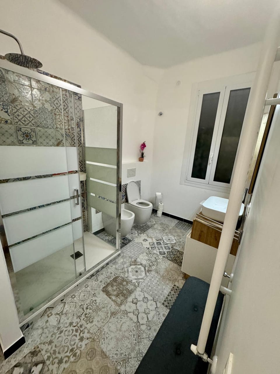 Shower, Toilet, Bathroom, towels