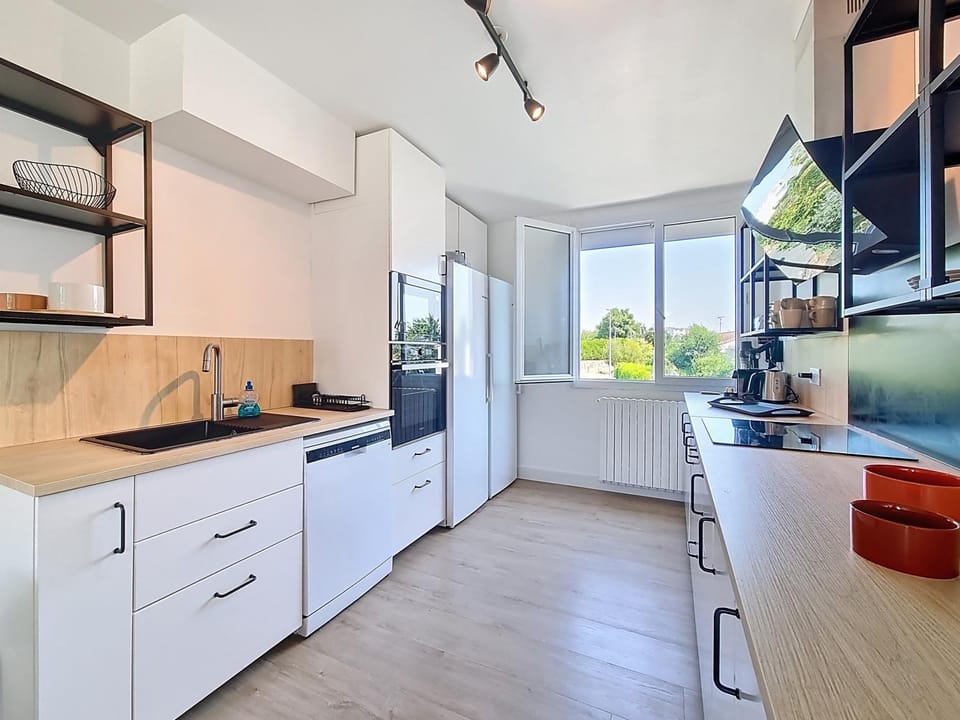 Kitchen or kitchenette, dishwasher, microwave, stove