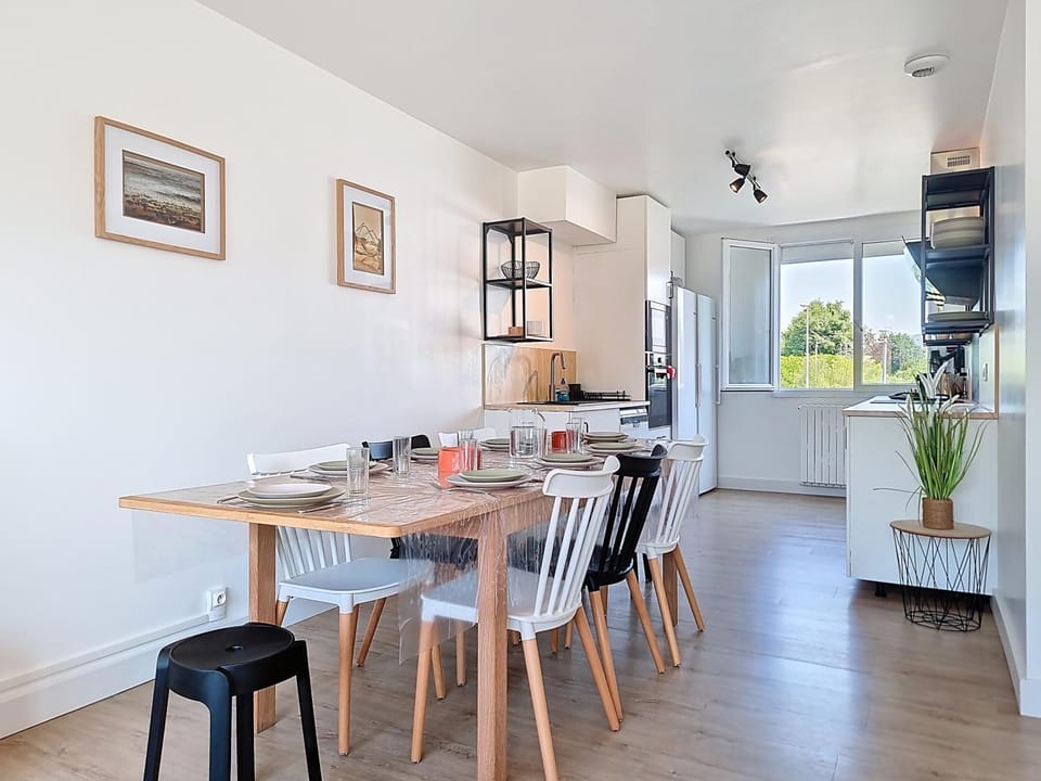 Kitchen or kitchenette, Dining area